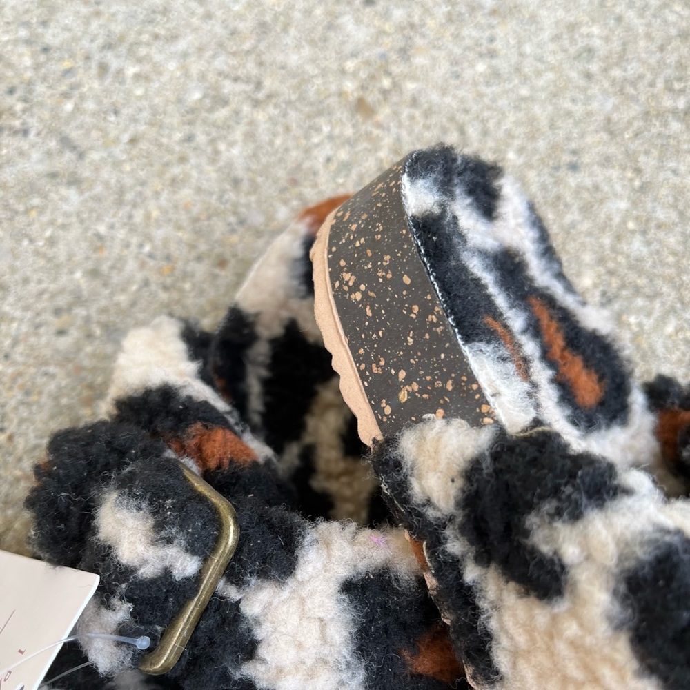 Fuzzy Leopard Print Comfy Indoor Outdoor Sandals Slippers 2 Buckle Comfy ❤️ NWT - Picture 5 of 7